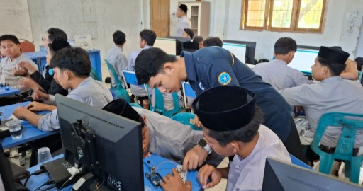 Dosen PTE UIN Ar-Raniry Gelar PkM Sistem Mikroprosesor di SMK Darul Ihsan, Sukses Ukir Antusiasme Siswa dan Guru